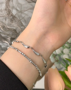 Detail of S925 sterling silver beaded bracelet set with teardrop links and faceted beads