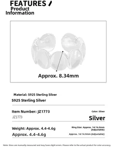 Macro d'une bague ajustable en argent sterling S925 avec détails concaves ovales