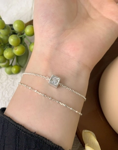 Gros plan détaillé d'un bracelet double couche en argent S925 avec pendentif carré en zircon