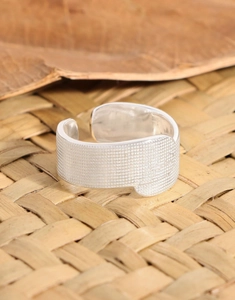 Dettaglio dell'anello in argento S925 con texture opaca granulare e design a fascia larga