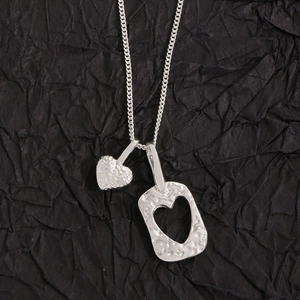 Collier moderne en argent sterling S925 avec doubles pendentifs cœur et texture martelée