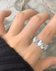 Gros plan d'une bague en argent sterling S925 avec surfaces concaves ovales miroir