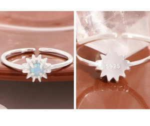 Detailansicht des Gänseblümchen-Rings aus S925 Silber mit blauem Opal und Gravur-Prägung
