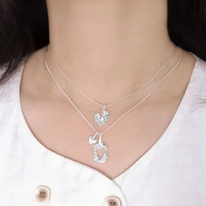 Collier multi-rangs en argent S925 avec pendentifs cœurs texturés porté par un mannequin
