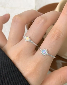 Nahaufnahme von S925 Silber Gänseblümchen-Ringen mit Opalsteinen an der Hand