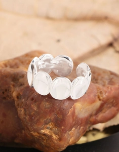 Gros plan d'une bague en argent sterling S925 avec poinçon sur une roche brute