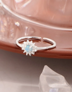 Makroaufnahme von S925 Sterlingsilber Gänseblümchenring mit blauem Opalstein
