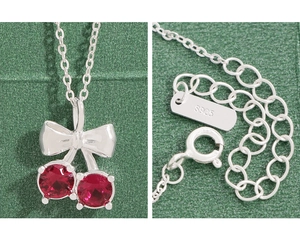 Vue détaillée du pendentif cerise en argent 925 avec des pierres de zircon rouges