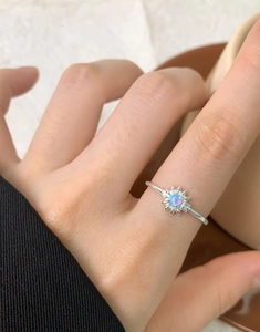 Detailansicht S925 Sterlingsilber Gänseblümchen Ring mit Opal in Sternenform Fassung