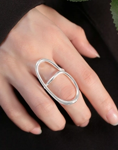 Macro detail of silver S925 minimalist ribbon ring showing irregular line design