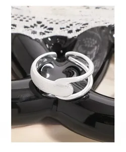 Dettaglio macro dell'anello in argento S925 con design traforato a doppio strato e marchio