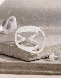 Detailaufnahme von S925 Sterlingsilber Ring mit unregelmäßigem abstraktem Doppelring-Design