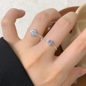 Eleganter S925 Sterlingsilber Gänseblümchen Ring mit Opal und lila Zirkon am Finger