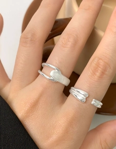 Vista macro di anelli minimalisti in argento sterling s925 con finitura opaca e spazzolata