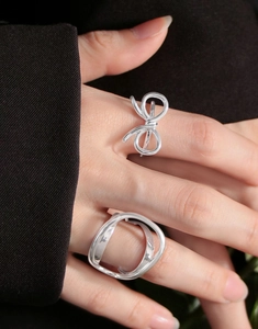 Nahaufnahme von S925 Sterlingsilber Schleifenring und mehrschichtigem offenem Ring