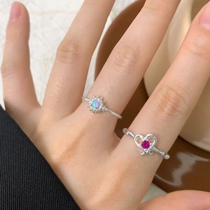 Daisies Opal Ring-Set aus S925 Sterlingsilber mit Herz- und Sternmotiv am Finger