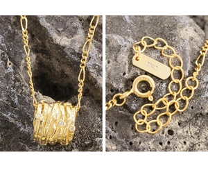 Dettaglio macro del marchio argento S925 e chiusura a moschettone della collana a spirale