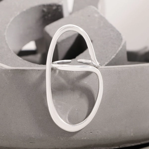 Irregular geometric open ring in S925 sterling silver with a minimalist oval design