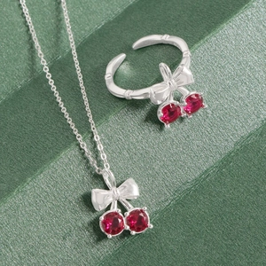 Parure collier et bague cerise nœud en argent S925 avec pierres rouges sur cuir vert