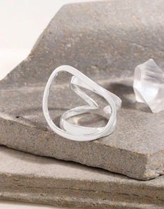 Detailaufnahme von S925 Sterlingsilber Ring mit minimalistischer hohler Geometrie