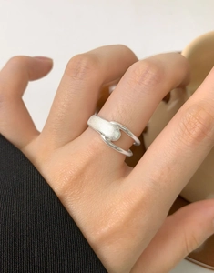 Dettaglio dell'anello doppio in argento S925 con finitura satinata opaca e traforata