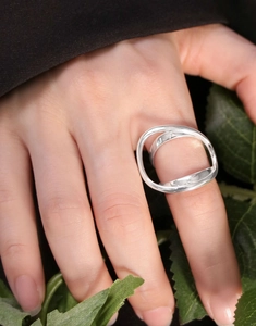 Nahaufnahme eines S925 Sterling Silber Rings mit unregelmäßigen Doppellinien