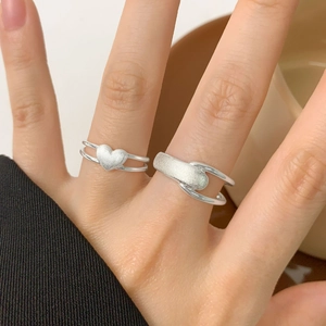 Set di anelli aperti in argento S925 spazzolato con cuore e design irregolare