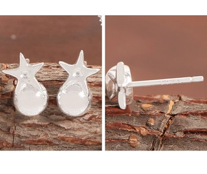 Vue macro des boucles d'oreilles en argent S925 avec étoile, perle et poinçonnage
