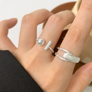 Anello doppio strato in argento sterling S925 con texture spazzolata su mano modella