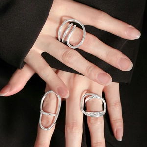 Minimalistische S925 Sterling Silber Ringe Set mit unregelmäßigen Linien am Model