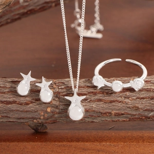 Elegant S925 sterling silver star jewelry set with necklace, earrings and ring on wood