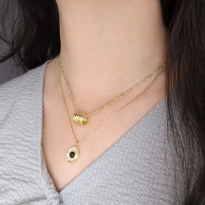 Collana in argento S925 a doppio strato dorato con ciondolo intrecciato e intarsio nero