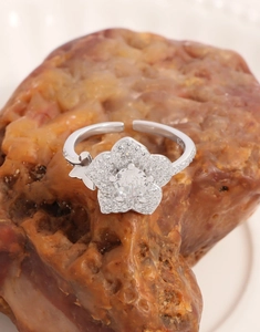 Dettaglio anello in argento S925 con petali di zircone e farfalla tridimensionale