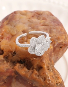 Dettaglio macro dell'anello a fiore in argento con pavé di zirconi su pietra