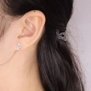 Boucle d'oreille étoile en argent sterling S925 élégante sur oreille de femme