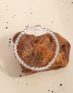 Gros plan d'un bracelet en perles de cristal naturel sur pierre avec argent S925