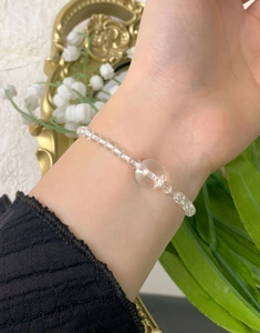 Vue détaillée du bracelet en perles de cristal au poignet avec un décor floral élégant