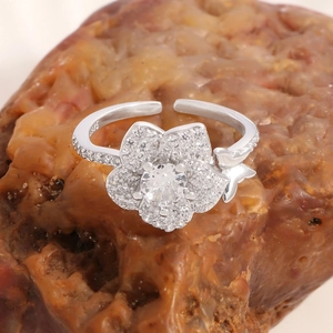 Anello floreale in argento S925 con petali di zircone e farfalla su pietra naturale