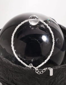 Gros plan détaillé du bracelet perlé en argent sterling S925 avec perle de cristal