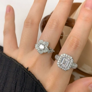 Anello in argento S925 con fiore di zircone scintillante e pietre cuore a taglio smeraldo