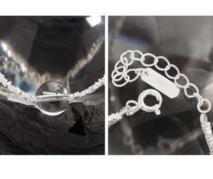 Détail d'un bracelet en argent S925 et cristal avec fermoir mousqueton et chaîne d'extension