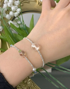 Gros plan de bracelets superposés en argent S925 avec perles et cristaux colorés