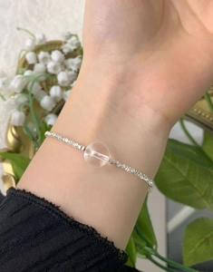 Gros plan du bracelet en argent sterling S925 avec perle de cristal sur un poignet