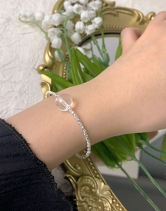 Détail du bracelet en perles d'argent S925 avec cristal sur le poignet d'une femme