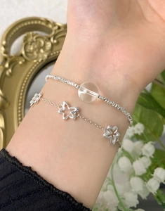 Détail du bracelet argenté à double épaisseur avec étoiles et perle en cristal