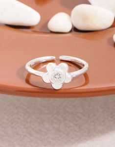 Macro shot of S925 sterling silver flower ring featuring zircon center and petal design