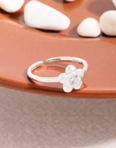 Macro shot of S925 sterling silver flower ring featuring central cubic zirconia stone