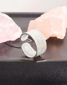 Vista macro dell'anello in argento S925 con raffinato design a griglia a nido d'ape