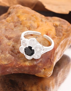 Close-up of S925 sterling silver flower ring with zircon pavé and adjustable band detail