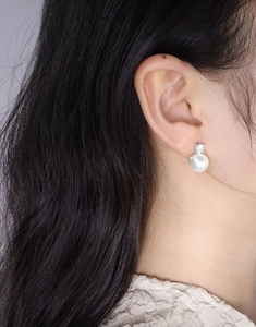 Nahaufnahme minimalistischer S925 Silberstecker mit weißer Perle und quadratischem Zirkon